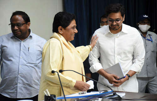 आकाश को उत्तराधिकारी बनाए जाने पर बसपा कार्यकर्ता असमंजस में आकाश को उत्तराधिकारी बनाए जाने पर बसपा कार्यकर्ता असमंजस में