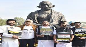 निलंबित सांसदों ने संसद परिसर में प्रदर्शन किया