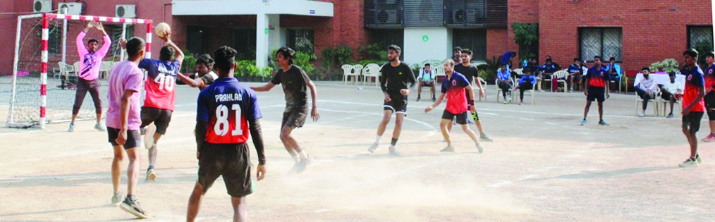 तेज, मजेदार और गतिशीलता के साथ मैक अंतरमहाविद्यालय हैण्डबाल स्पर्धा में भागीदारी