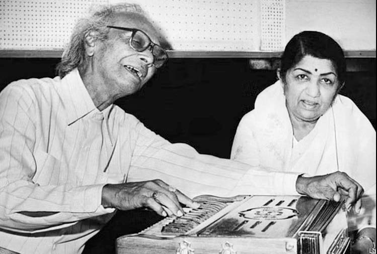 आवाज़ दे कहां है