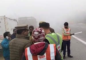 यमुना एक्सप्रेस पर कोहरे का असर, कई गाड़ियां आपस में टकराई यमुना एक्सप्रेस पर कोहरे का असर, कई गाड़ियां आपस में टकराई