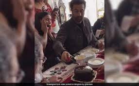 वायरल वीडियो में 'भावनाओं को ठेस पहुंचाने' के लिए रणबीर कपूर के खिलाफ पुलिस में दी शिकायत वायरल वीडियो में 'भावनाओं को ठेस पहुंचाने' के लिए रणबीर कपूर के खिलाफ पुलिस में दी शिकायत
