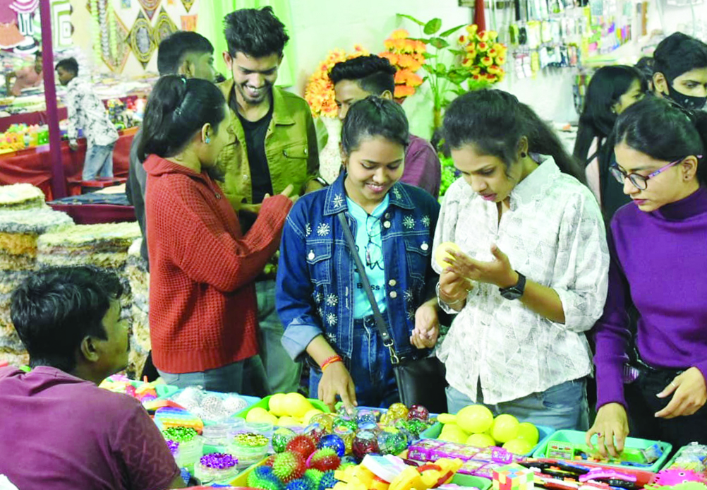 डिज़्नीलैंड मेला में बच्चे छुट्टियों का मजा और  बड़े पा रहे हैं दिनचर्या में राहत के कुछ पल   