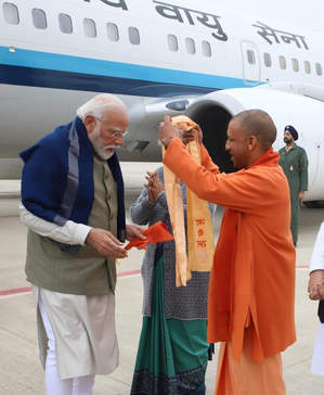 पीएम मोदी पहुंचे अयोध्या, राज्यपाल और मुख्यमंत्री ने किया स्वागत पीएम मोदी पहुंचे अयोध्या, राज्यपाल और मुख्यमंत्री ने किया स्वागत