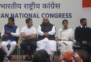 शर्मिला ने वाईएसआर तेलंगाना पार्टी का किया कांग्रेस में विलय, कहा- राहुल को पीएम देखना था पिता का सपना शर्मिला ने वाईएसआर तेलंगाना पार्टी का किया कांग्रेस में विलय, कहा- राहुल को पीएम देखना था पिता का सपना