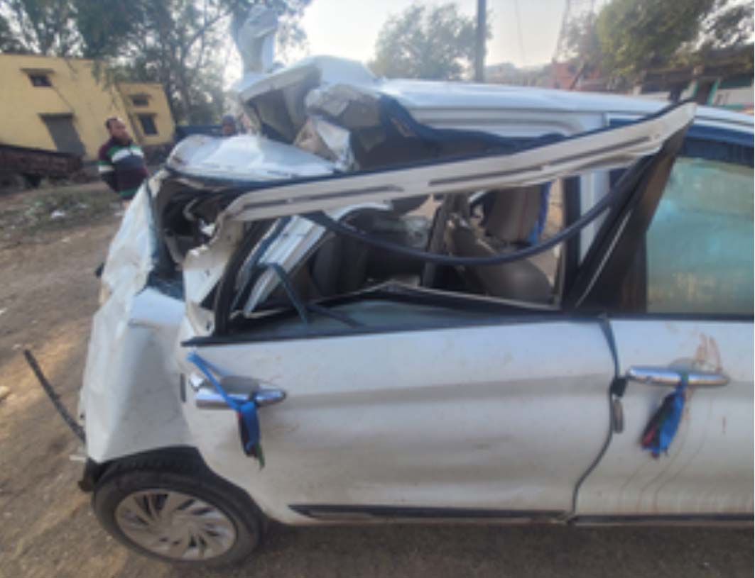शिवपुरी में कार डिवाइडर से टकराई, चार की मौत शिवपुरी में कार डिवाइडर से टकराई, चार की मौत