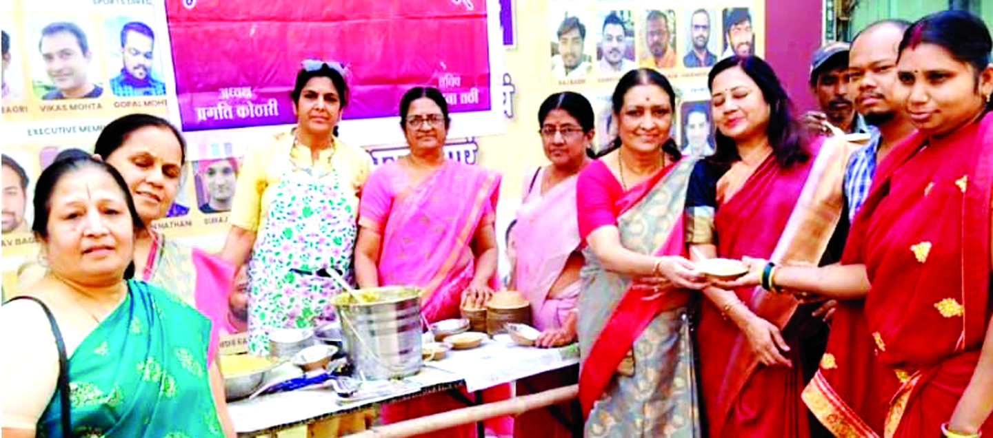 माहेश्वरी महिला समिति ने खिलाई खिचड़ी और लड्डू माहेश्वरी महिला समिति ने खिलाई खिचड़ी और लड्डू