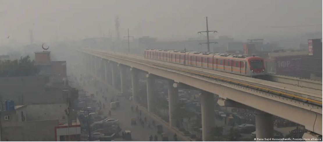 जहरीली हवा से लाहौर और दिल्ली को मिलकर लड़ना होगाः विशेषज्ञ