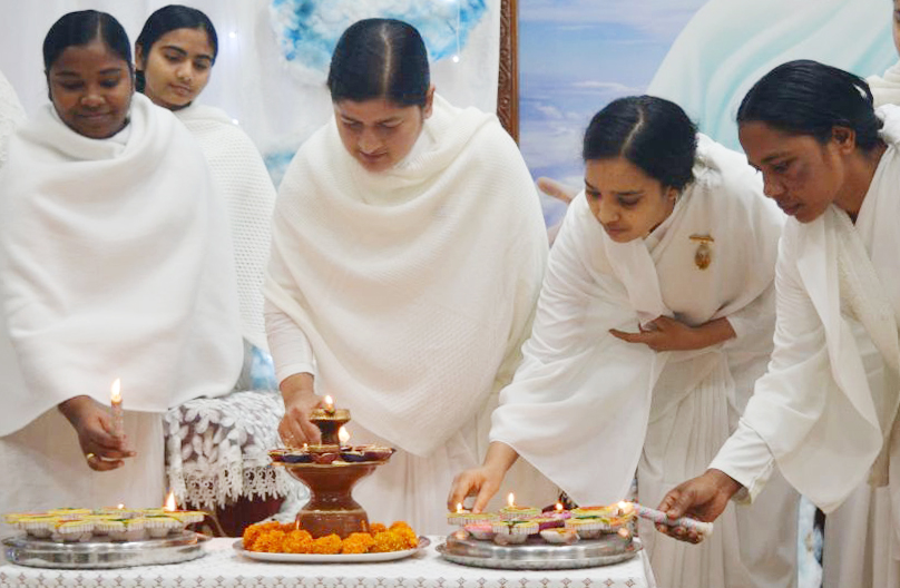 विश्व शान्ति भवन ने दीपों संग खुशी मनाई विश्व शान्ति भवन ने दीपों संग खुशी मनाई