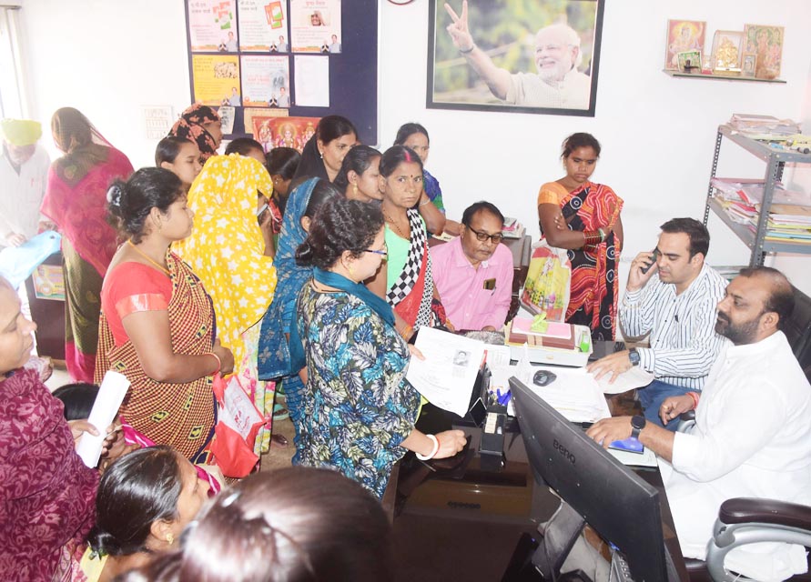 ‘छत्तीसगढ़’ का संपादकीय :  रियायतों का फायदा संपन्न अपात्र लोगों को क्यों मिले?