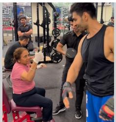 जिम में कार्तिक आर्यन की दादी ने उठाया डंबल, एक्टर ने शेयर किया वीडियो जिम में कार्तिक आर्यन की दादी ने उठाया डंबल, एक्टर ने शेयर किया वीडियो