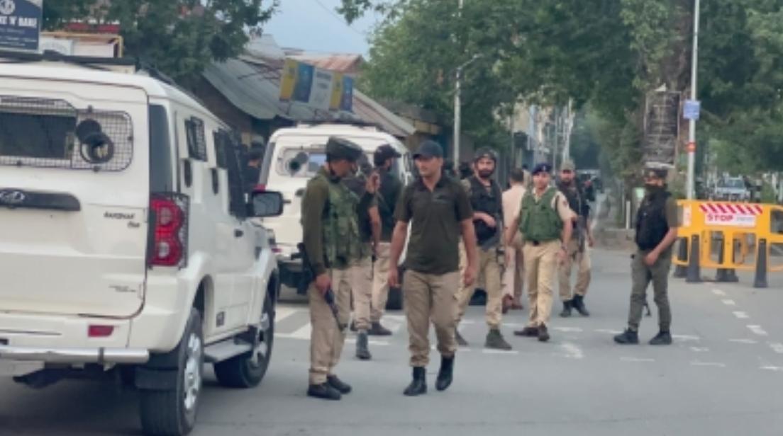 जम्मू-कश्मीर के गांदरबल में पुलिस ने 'जादुई पत्थर' बेचने वालों और खरीदारों को पकड़ा जम्मू-कश्मीर के गांदरबल में पुलिस ने 'जादुई पत्थर' बेचने वालों और खरीदारों को पकड़ा