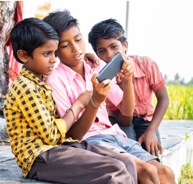 ‘छत्तीसगढ़’ का  संपादकीय : जोंक की तरह चिपक गए स्मार्टफोन दिल-दिमाग का लहू चूसते जा रहे हैं...