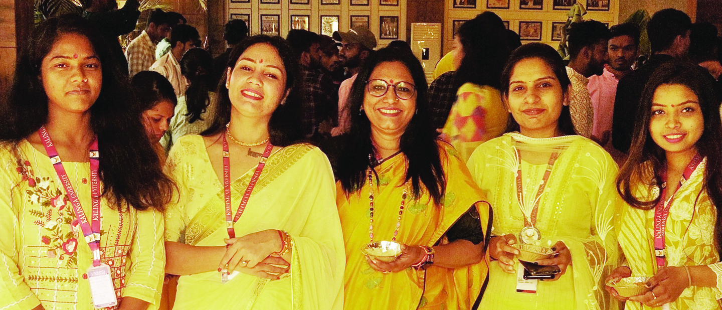 पारम्परिक वसंत पंचमी पोशाकों में कलिंगा के विद्यार्थी और शिक्षकगण ने की सरस्वती पूजा पारम्परिक वसंत पंचमी पोशाकों में कलिंगा के विद्यार्थी और शिक्षकगण ने की सरस्वती पूजा