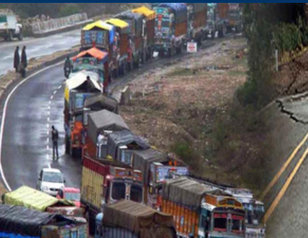 भूस्खलन से श्रीनगर-जम्मू राजमार्ग अवरुद्ध, यातायात रुका
