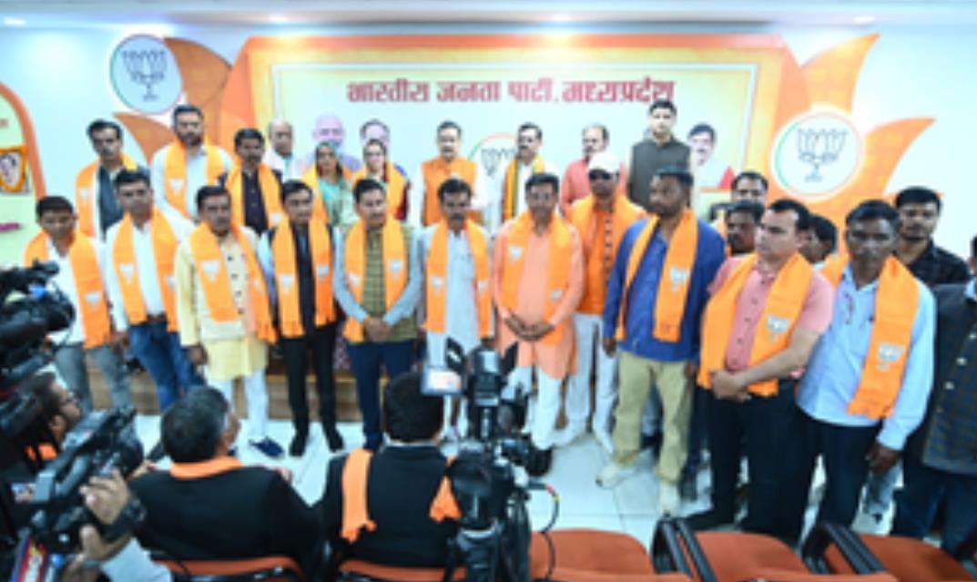 मध्य प्रदेश में कांग्रेस को फिर लगा झटका, कई नेता भाजपा में शामिल मध्य प्रदेश में कांग्रेस को फिर लगा झटका, कई नेता भाजपा में शामिल