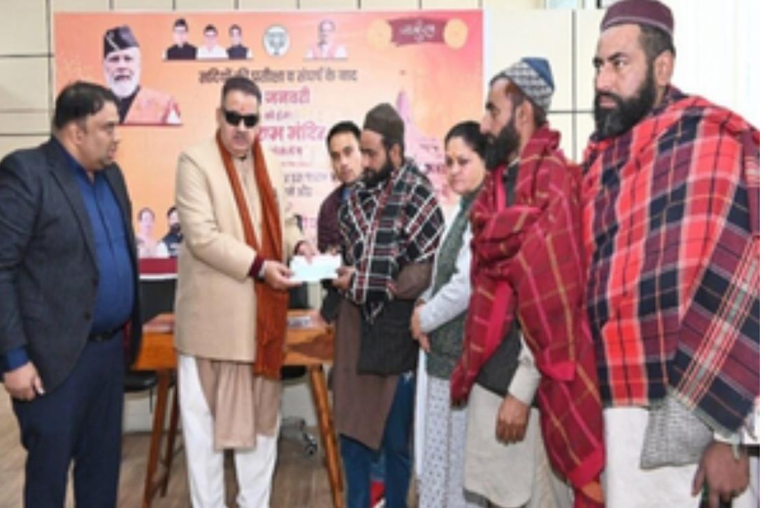 कैबिनेट मंत्री गणेश जोशी ने गुलदार हमले के पीड़ित परिवार को दिया छह लाख रुपए का चेक कैबिनेट मंत्री गणेश जोशी ने गुलदार हमले के पीड़ित परिवार को दिया छह लाख रुपए का चेक