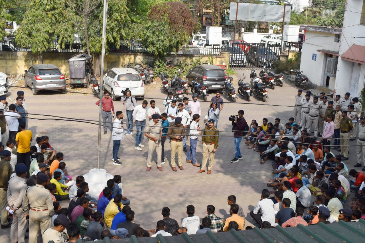 24 घंटे में हत्या, ठगी समेत गंभीर मामलों के 277 फरार अभियुक्त गिरफ्तार 24 घंटे में हत्या, ठगी समेत गंभीर मामलों के 277 फरार अभियुक्त गिरफ्तार