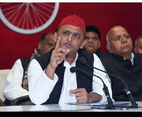 अखिलेश को ऊंची जातियों व पीडीए के खेमों से करना पड़ रहा आलोचना का सामना अखिलेश को ऊंची जातियों व पीडीए के खेमों से करना पड़ रहा आलोचना का सामना