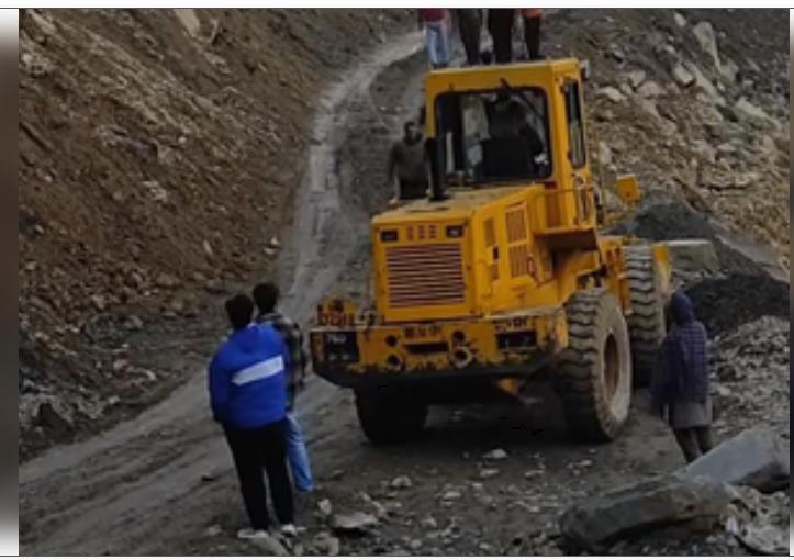 भूस्खलन के कारण श्रीनगर-जम्मू राष्ट्रीय राजमार्ग अवरुद्ध भूस्खलन के कारण श्रीनगर-जम्मू राष्ट्रीय राजमार्ग अवरुद्ध