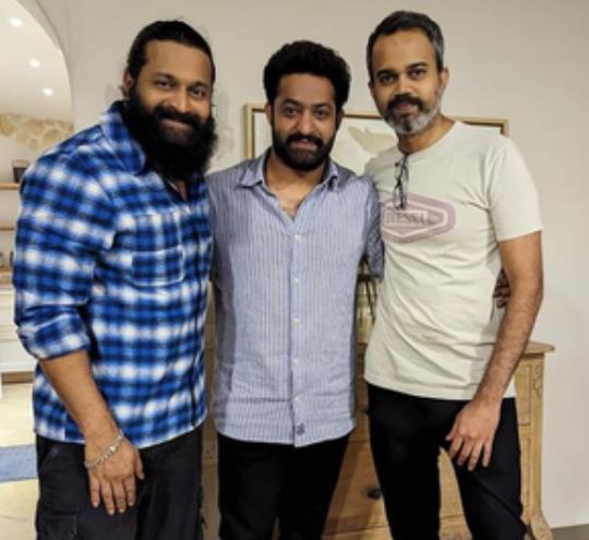 एनटीआर जूनियर ने ऋषभ शेट्टी, प्रशांत नील से मुलाकात की; 'बैंगलोर डायरीज़' की तस्वीरें की साझा एनटीआर जूनियर ने ऋषभ शेट्टी, प्रशांत नील से मुलाकात की; 'बैंगलोर डायरीज़' की तस्वीरें की साझा