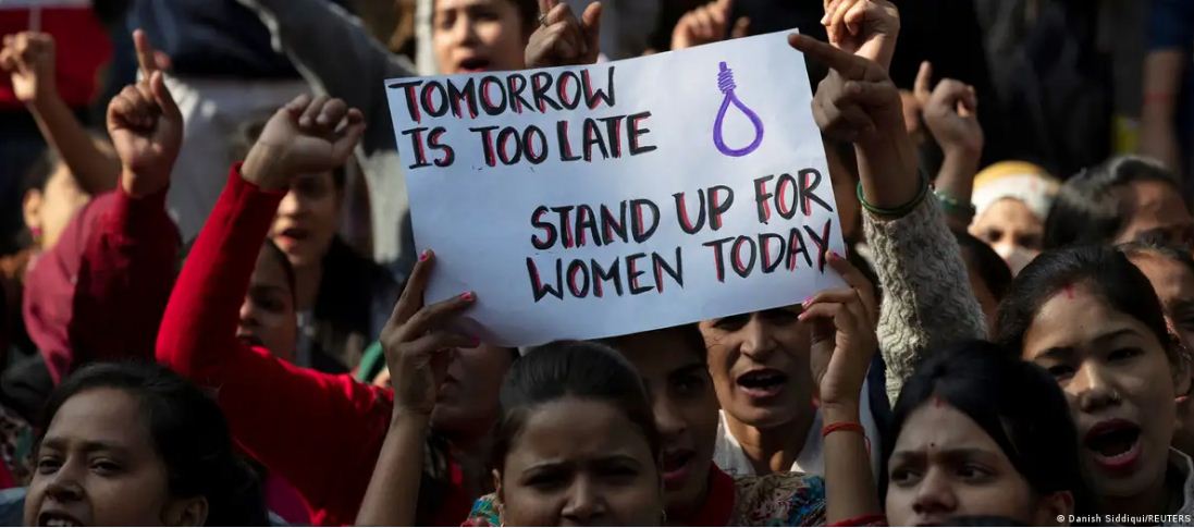 विदेशी से गैंगरेप पर बयान देकर घिरीं महिला आयोग की अध्यक्ष