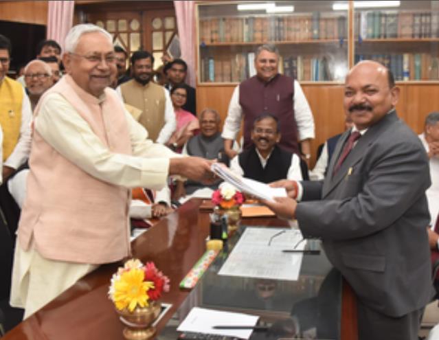 नीतीश ने विधान परिषद चुनाव के लिए भरा पर्चा, एनडीए के नेता रहे मौजूद