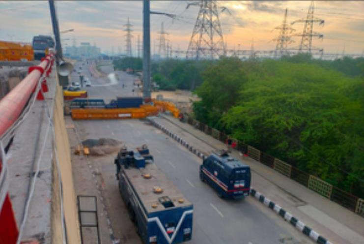 किसान संगठनों के जंतर मंतर कूच के चलते गाजीपुर बॉर्डर पर पैरामिलिट्री फोर्स तैनात, लगाए गए बैरिकेड