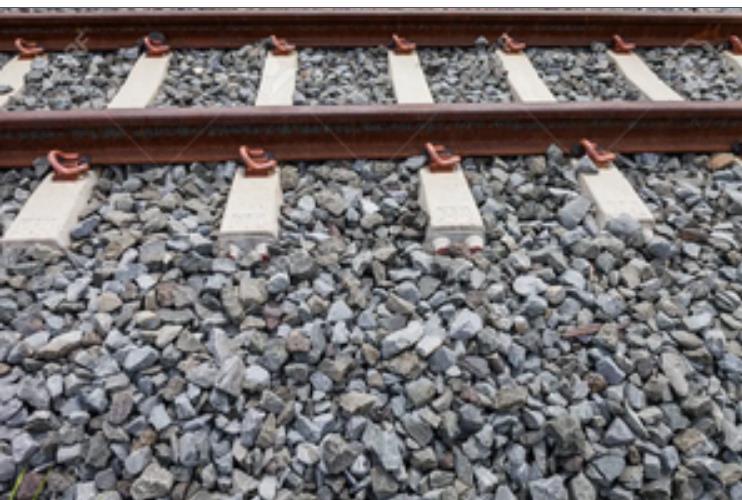 पत्नी के साथ वीडियो कॉल पर बात कर रहा प्रवासी मजदूर ट्रेन के नीचे आया