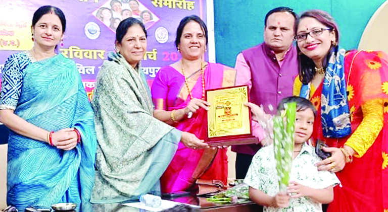 अनुकृति को मिला महिला शिखर सम्मान अनुकृति को मिला महिला शिखर सम्मान