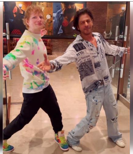 शाहरुख खान के साथ आइकॉनिक पोज देते दिखे हॉलीवुड सिंगर एड शीरन शाहरुख खान के साथ आइकॉनिक पोज देते दिखे हॉलीवुड सिंगर एड शीरन