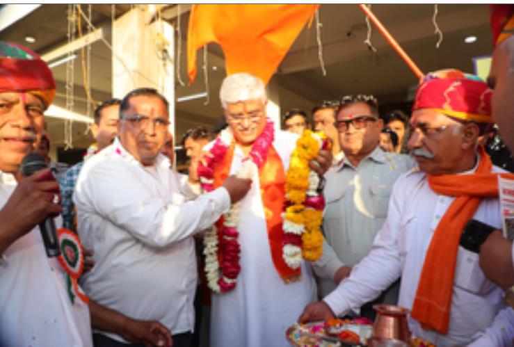 केंद्रीय मंत्री ने जोधपुर में खेली 'फूलों की होली' केंद्रीय मंत्री ने जोधपुर में खेली 'फूलों की होली'