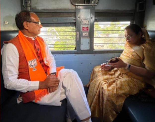 शिवराज सिंह चौहान ने ट्रेन में की यात्रा, कार्यकर्ताओं से संवाद भी किया शिवराज सिंह चौहान ने ट्रेन में की यात्रा, कार्यकर्ताओं से संवाद भी किया