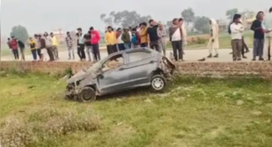 बिजनौर में अनियंत्रित कार गड्ढे में गिरी, चार की मौत बिजनौर में अनियंत्रित कार गड्ढे में गिरी, चार की मौत