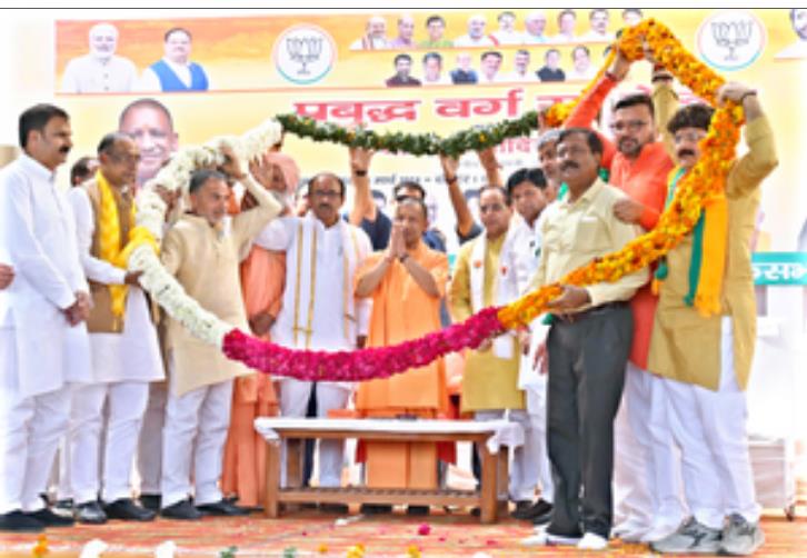 अब गले में तख्ती डालकर अपराधी मांगते हैं जान की भीख : सीएम योगी अब गले में तख्ती डालकर अपराधी मांगते हैं जान की भीख : सीएम योगी