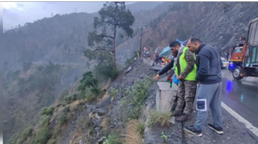 जम्मू-कश्मीर में खाई में गिरी कैब, 10 की मौत