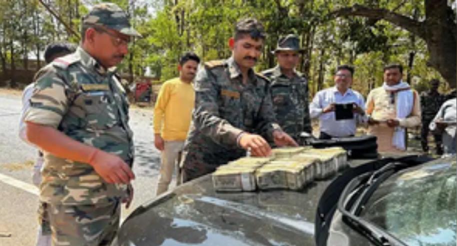 झारखंड के लातेहार में वाहन चेकिंग के दौरान 22 लाख रुपए जब्त झारखंड के लातेहार में वाहन चेकिंग के दौरान 22 लाख रुपए जब्त