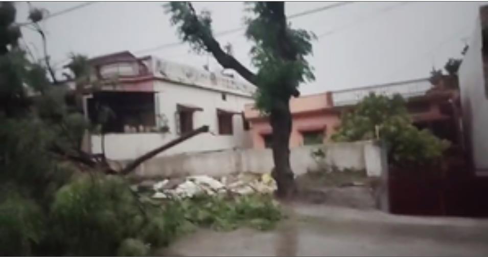 उत्तराखंड में ऑरेंज अलर्ट : गंगोत्री धाम में हुई बर्फबारी, मैदानी इलाकों में बारिश के साथ चली आंधी उत्तराखंड में ऑरेंज अलर्ट : गंगोत्री धाम में हुई बर्फबारी, मैदानी इलाकों में बारिश के साथ चली आंधी