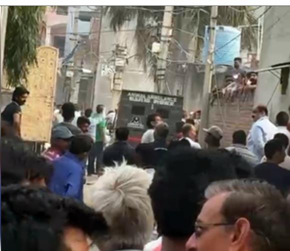 दिल्ली के एक गांव में घुसे तेंदुए को 4 घंटे के ऑपरेशन के बाद पकड़ा गया, 3 लोग घायल दिल्ली के एक गांव में घुसे तेंदुए को 4 घंटे के ऑपरेशन के बाद पकड़ा गया, 3 लोग घायल