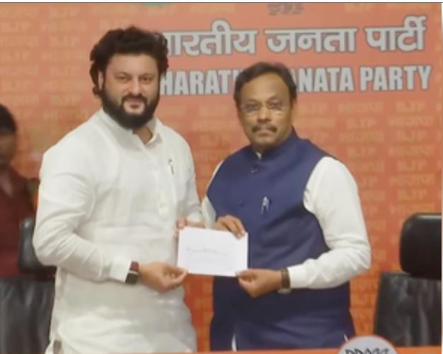 ओडिशा में बीजद को लगा बड़ा झटका, भाजपा में शामिल हुए अनुभव मोहंती ओडिशा में बीजद को लगा बड़ा झटका, भाजपा में शामिल हुए अनुभव मोहंती