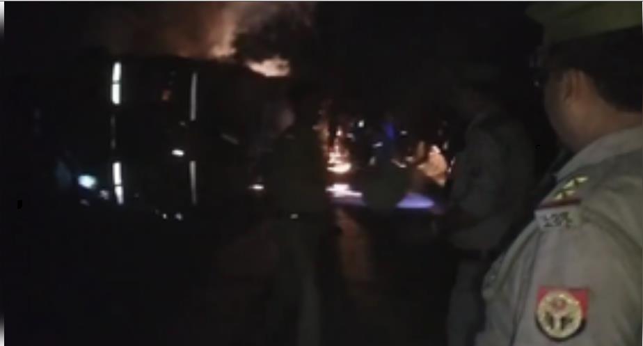 बाराबंकी : दो ट्रकों की टक्कर में दो लोगों की जलने से मौत बाराबंकी : दो ट्रकों की टक्कर में दो लोगों की जलने से मौत