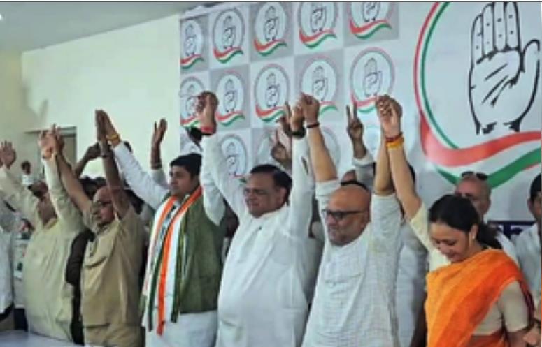 पूर्व विधायक उज्जवल रमण सिंह ने ली कांग्रेस की सदस्यता पूर्व विधायक उज्जवल रमण सिंह ने ली कांग्रेस की सदस्यता