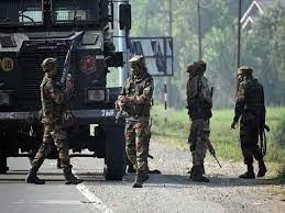कश्मीर: पुलिस के साथ मुठभेड़ में गैंगस्टर ढेर, घायल अधिकारी की उपचार के दौरान मौत