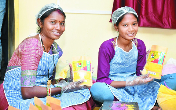 बालको ने स्व-सहायता समूहों की महिलाओं के जीवन में गुलाल से भरे आत्मनिर्भरता के रंग बालको ने स्व-सहायता समूहों की महिलाओं के जीवन में गुलाल से भरे आत्मनिर्भरता के रंग