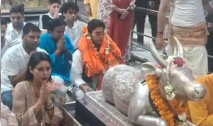 परिवार के साथ आशुतोष राणा ने महाकालेश्वर मंदिर में की पूजा अर्चना परिवार के साथ आशुतोष राणा ने महाकालेश्वर मंदिर में की पूजा अर्चना