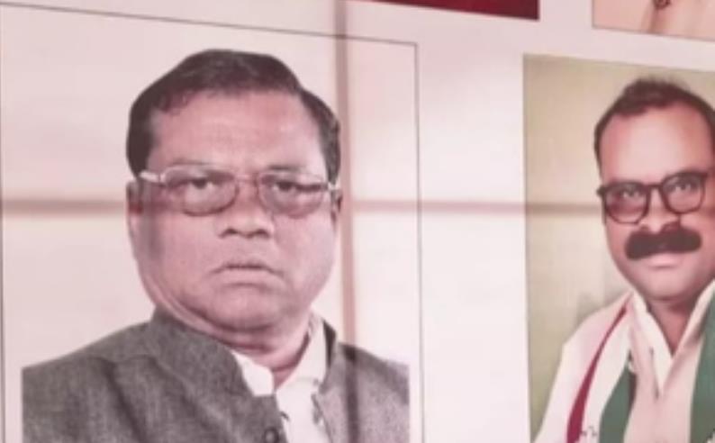 राहुल गांधी की सभा के पोस्टर में भाजपा उम्मीदवार की तस्वीर !