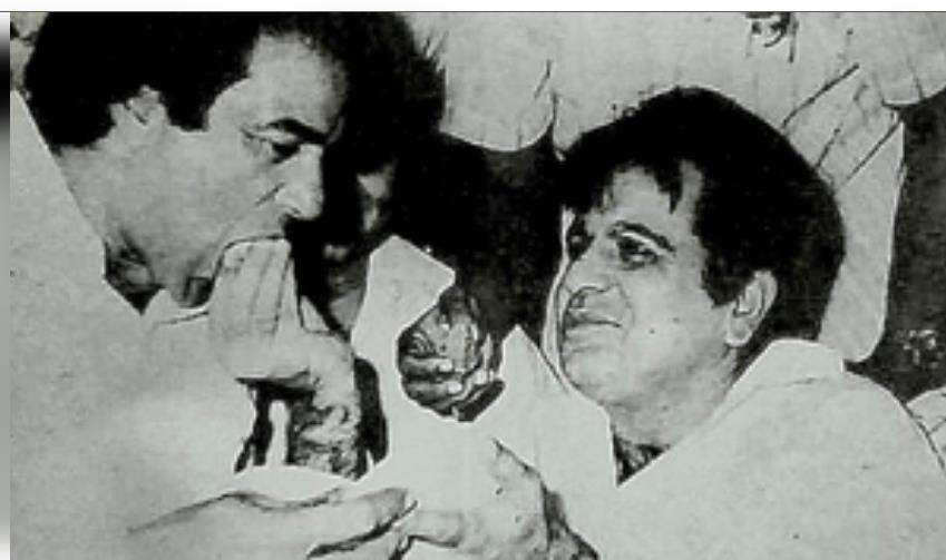 ईद के मौके पर धर्मेंद्र ने दिलीप कुमार को किया याद, शेयर की तस्वीर ईद के मौके पर धर्मेंद्र ने दिलीप कुमार को किया याद, शेयर की तस्वीर