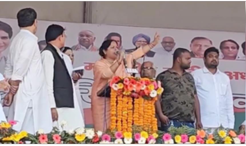 सपा प्रत्याशी रुचि वीरा ने मंच से दी पुलिस वालों को धमकी सपा प्रत्याशी रुचि वीरा ने मंच से दी पुलिस वालों को धमकी