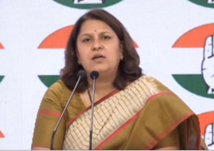 राहुल गांधी के हेलीकॉप्टर की जांच, कांग्रेस ने कहा : 'हमें दिक्कत नहीं' राहुल गांधी के हेलीकॉप्टर की जांच, कांग्रेस ने कहा : 'हमें दिक्कत नहीं'