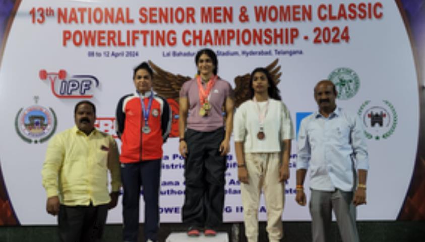 50 की उम्र में आईआरएस अधिकारी एकता ने पावर लिफ्टिंग में जीता मेडल